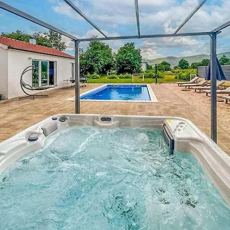 Ana With Pool And Jacuzzi