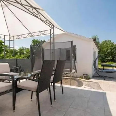Apartment Ana With Pool And Jacuzzi *