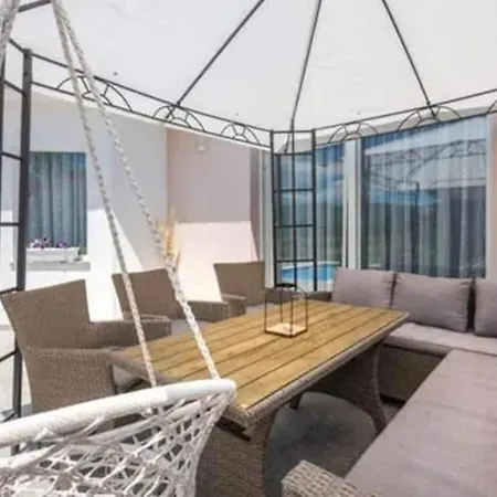 Ana With Pool And Jacuzzi Apartment