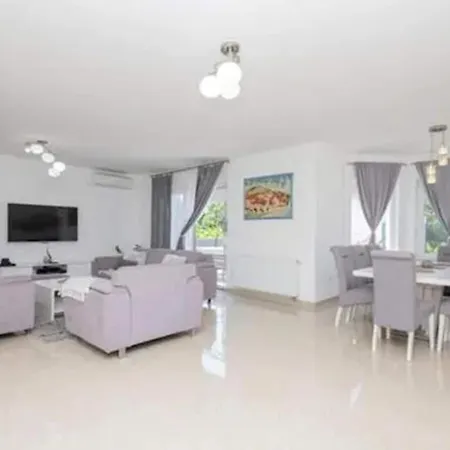 Apartment Ana With Pool And Jacuzzi Donji Prolozac