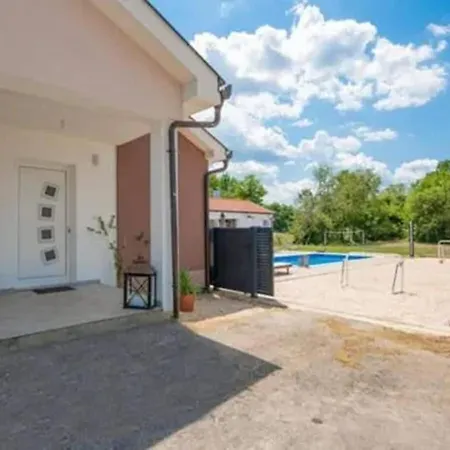 Apartment Ana With Pool And Jacuzzi Donji Prolozac