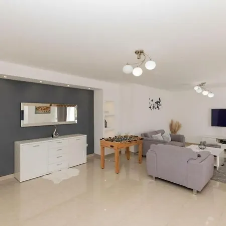 Apartment Ana With Pool And Jacuzzi