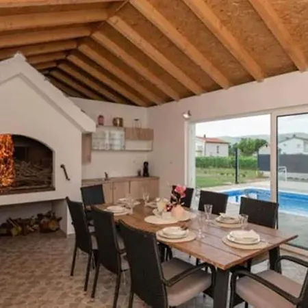 Apartment Ana With Pool And Jacuzzi *